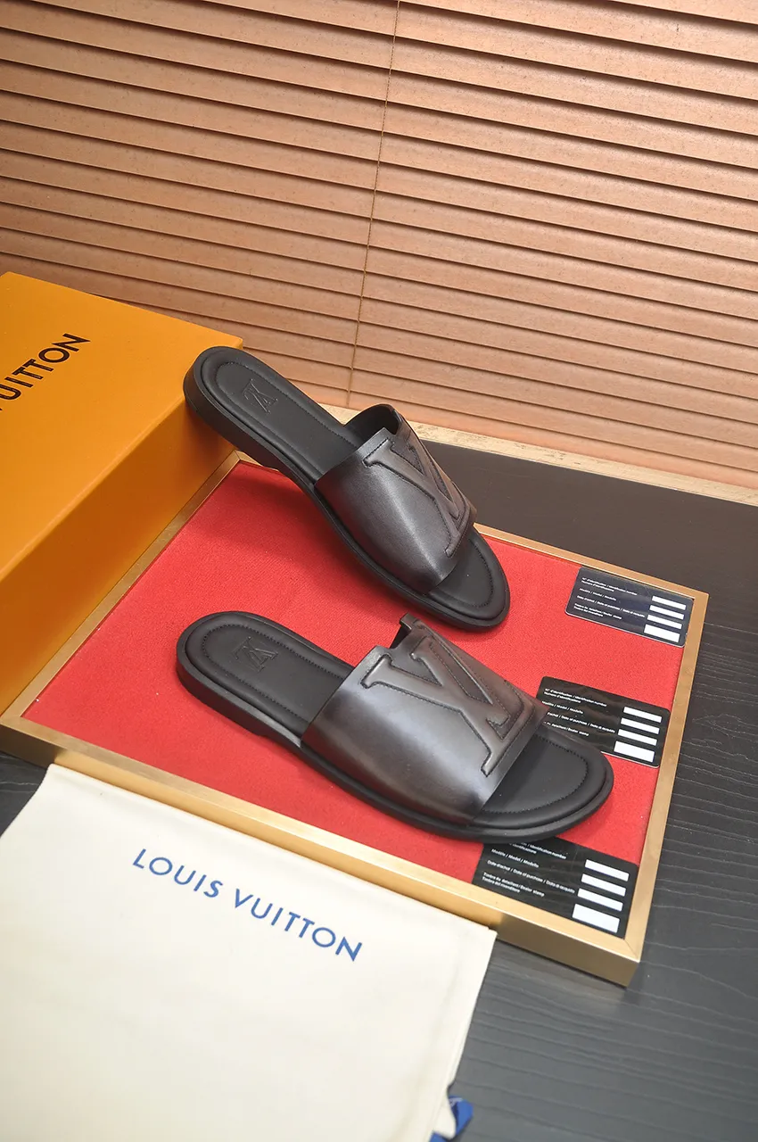 Men's shoes 💰360💶 [Louis Vuitton LV slippers] (high-end cowhide) counter 1:1 fashion style, a must-have for summer! The designer used LV’s iconic outsole. The original simple slippers instantly become fashionable! The upper is made of flexible special cowhide leather straps alternately, and the workmanship is exquisite! A must-have for stylish men in summer, size 38-46 (45 46 customized)